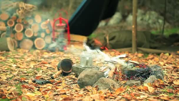 Sonbahar Etüt kampı, şenlik ateşi, alüminyum kupa ve kahve pot ile. Vintage ateş. - Video, Çekim