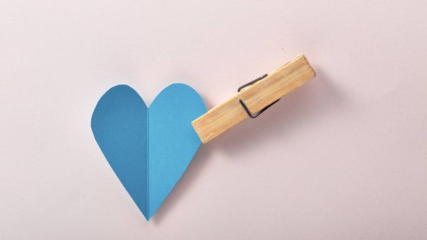 Modré papírové srdce na růžovém papíře - Fotografie, Obrázek