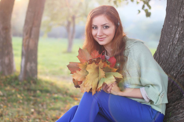 rusovláska dívka podzimní listí - Fotografie, Obrázek