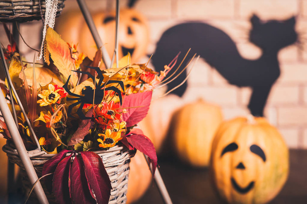 Halloween összetétele, őszi levelek és virágok  - Fotó, kép