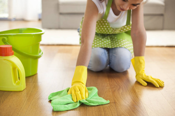 Mulher com piso de limpeza de pano em casa
 - Foto, Imagem