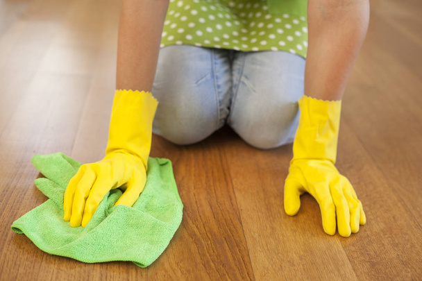 Femme avec chiffon nettoyage plancher dans la maison
 - Photo, image