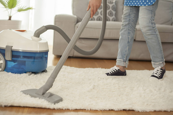 femme nettoyage tapis avec un aspirateur dans la chambre - Photo, image