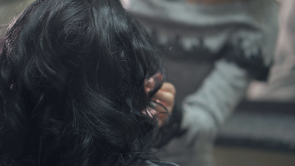 Γυναικείο κομμωτήριο εφαρμόζοντας σπρέι για τα μαλλιά τους πελάτες - Πλάνα, βίντεο