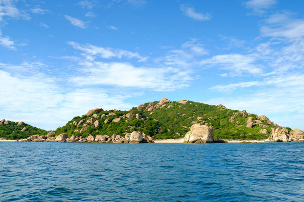 Kauniit saaret Cam Ranh Bay, Khanh Hoa, Vietnamin. Cam Ranh Bay on syvänmeren lahti Vietnamissa Khanh Hoan maakunnassa
 - Valokuva, kuva