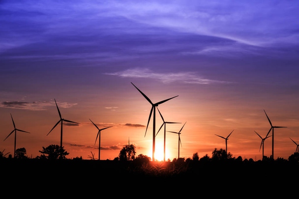 Sylwetka turbin wiatrowych o zachodzie słońca - Zdjęcie, obraz