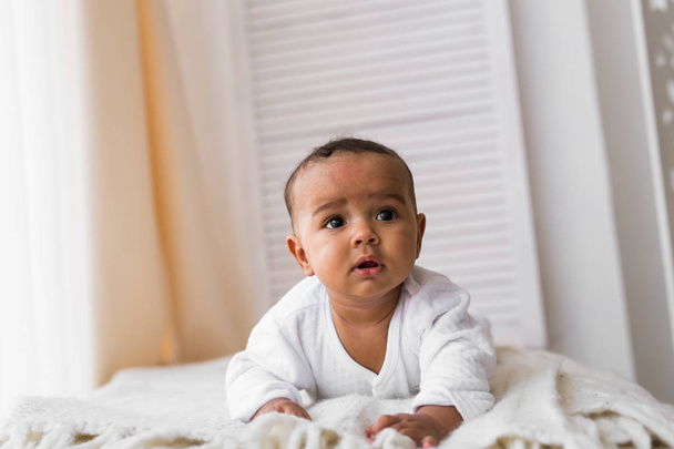 生後 3 ヶ月のアフリカ系アメリカ人の男の子 - 写真・画像