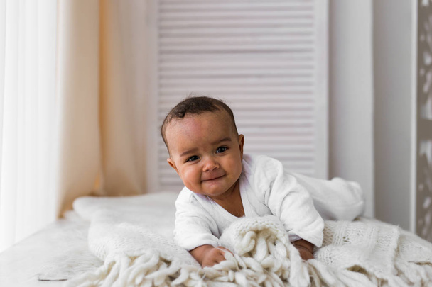 Sevimli küçük Afrikalı-Amerikalı bebek çocuk arıyorsunuz - siyah insanlar - Fotoğraf, Görsel