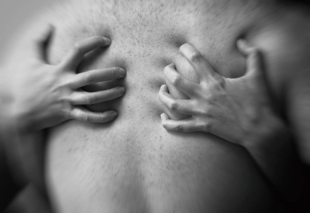 Couple passionné. Mains féminines sur le dos masculin. Noir et blanc
. - Photo, image