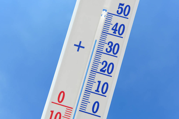 Thermometer in een warme dag - Foto, afbeelding