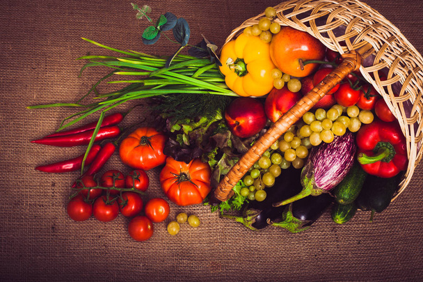 有機食品の背景に野菜や果物かご。ページのトップへ - 写真・画像
