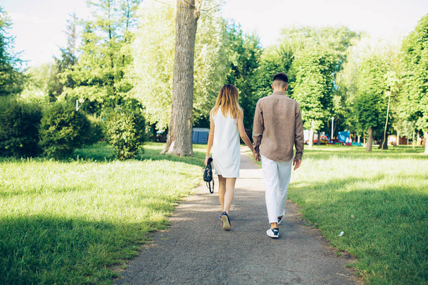 mies ja nainen kävelemässä puistossa - Valokuva, kuva