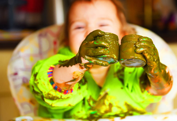 Porträt eines glücklichen Jungen die Hand in Farbe - Foto, Bild