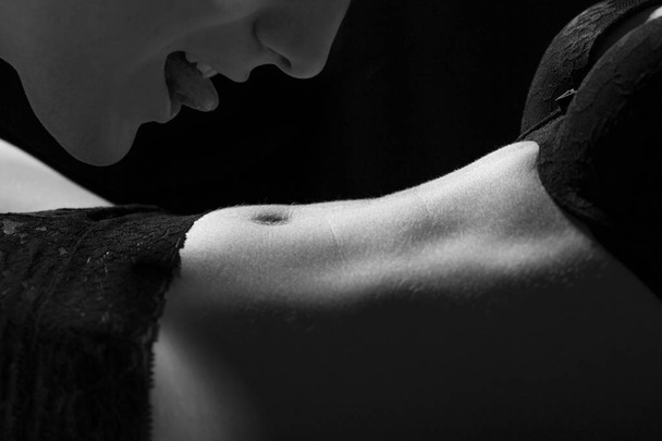 Man kissing sexy woman's body - Fotó, kép