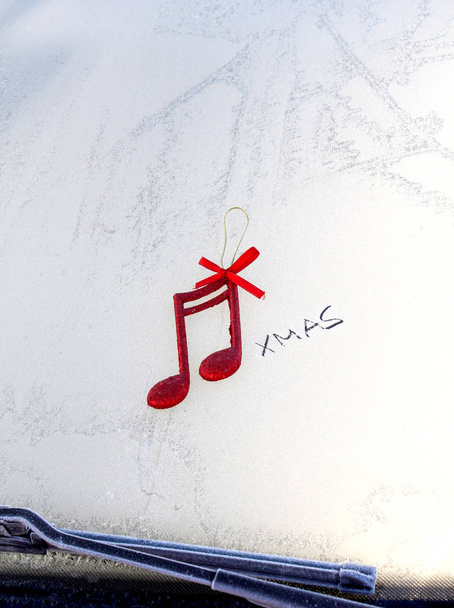 piros fényes díszítő karácsonyi zene jegyzetek - Fotó, kép