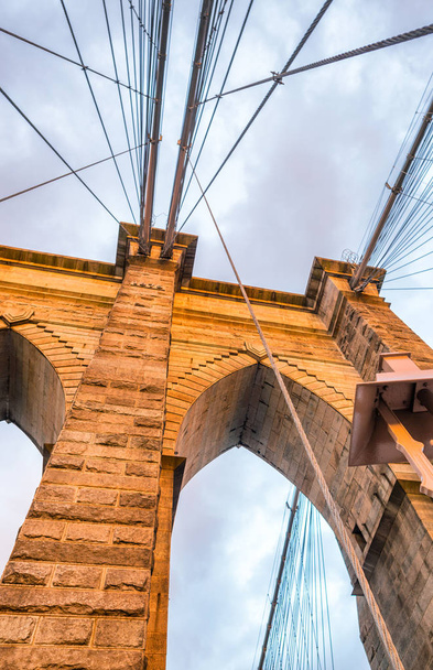 Torre del puente de Brooklyn al atardecer
 - Foto, imagen