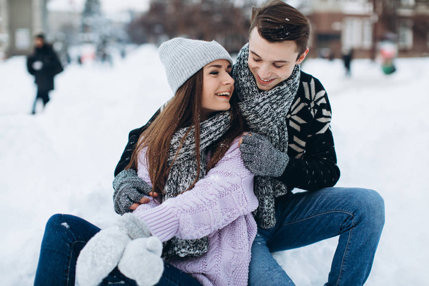 couple on snowy street - Zdjęcie, obraz