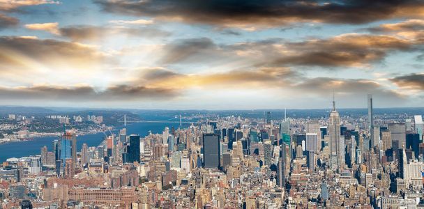New York City - letecký pohled na panorama Manhattanu - Fotografie, Obrázek