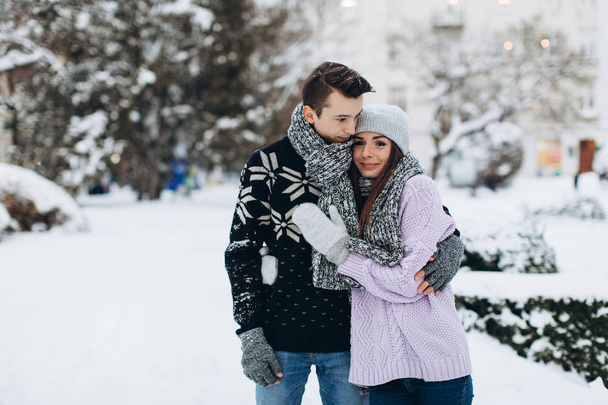 ζευγάρι στο χειμερινό πάρκο - Φωτογραφία, εικόνα