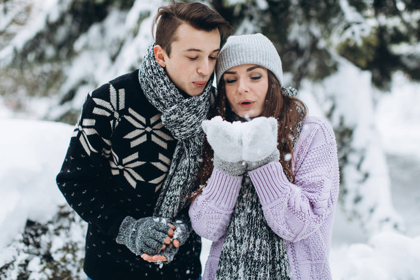Paar im Winterwald - Foto, Bild