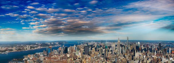Під час заходу сонця пташиного польоту міста Нью-Йорк - Фото, зображення