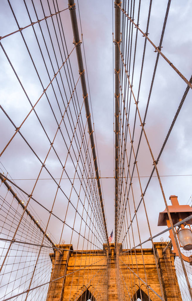 Brooklyn Bridge Tower gün batımında - Fotoğraf, Görsel