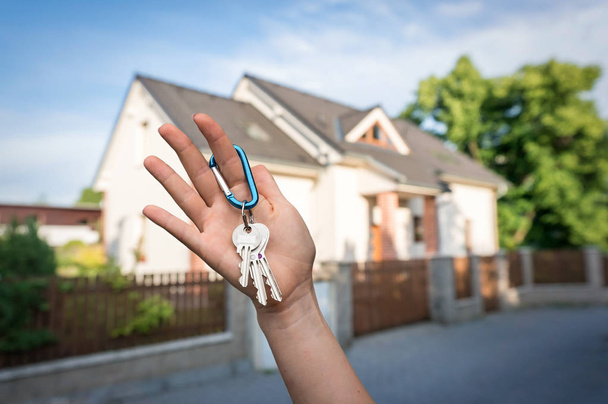 Agente imobiliário dando chaves de casa para um novo proprietário
 - Foto, Imagem