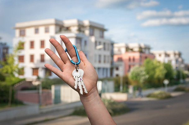 Dając dom klucze do nowego właściciela nieruchomości agent nieruchomości - Zdjęcie, obraz
