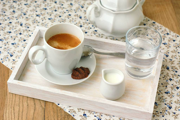 Espresso dans la tasse avec lait, biscuit et bassin à sucre
 - Photo, image