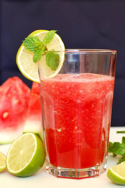 gesundes frisches Smoothie-Getränk aus roter Wassermelone, Limette, Minze und Eisdrift - Foto, Bild