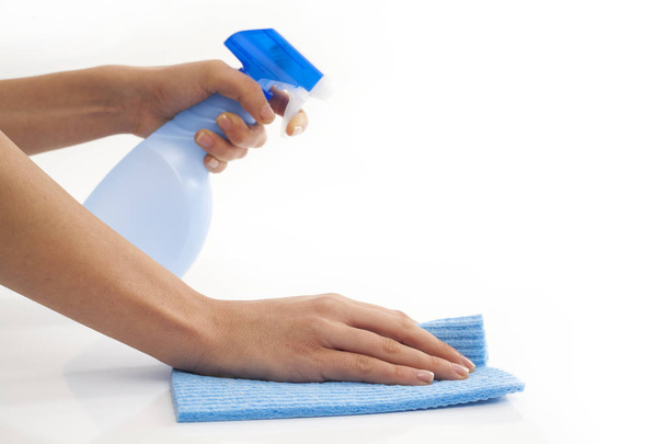Femme mains avec équipement de nettoyage sur fond blanc
 - Photo, image