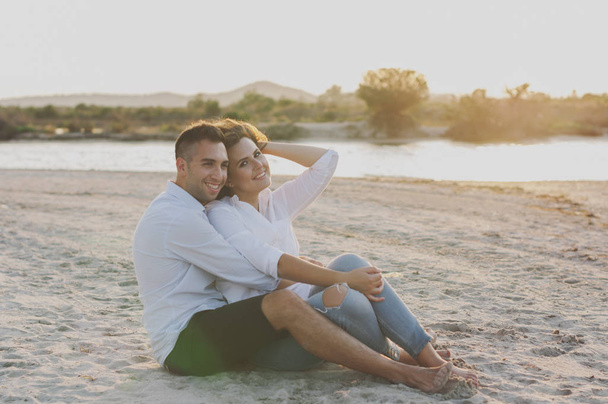 pareja feliz en la playa - Foto, Imagen