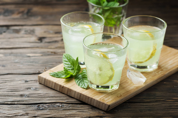 Cocktails with soda and lemon - Foto, Bild
