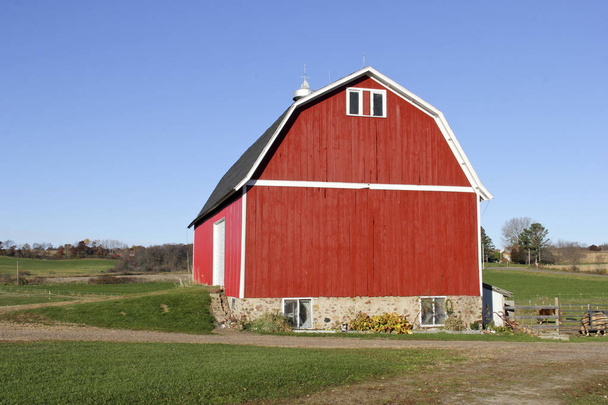 Red wooden barn on a Wisconsin farm - Photo, Image