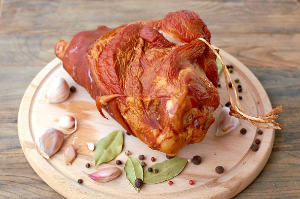 Копченая свинина с чесноком, перец и лавровый залив на деревянном фоне
 - Фото, изображение