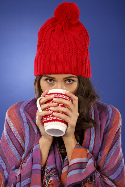 femme de Noël avec une tasse à la main
 - Photo, image