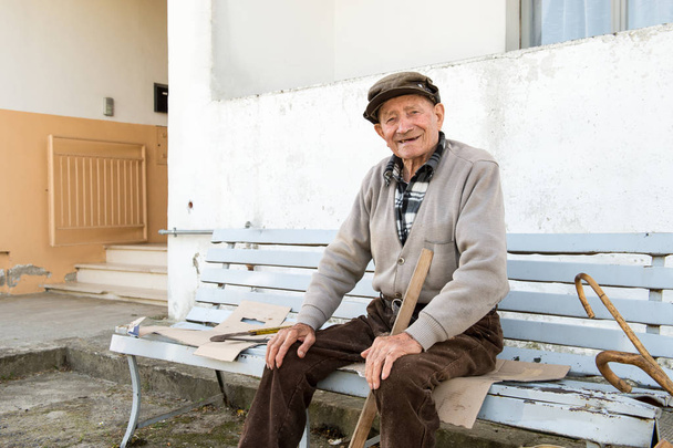 Stary człowiek na ławce - Zdjęcie, obraz