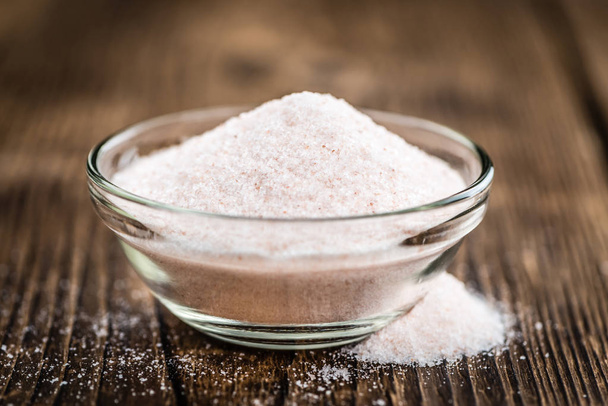 Гималайская соль на деревянном столе
 - Фото, изображение