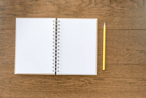 prázdné bílé notebook na dřevěné textury pozadí - Fotografie, Obrázek