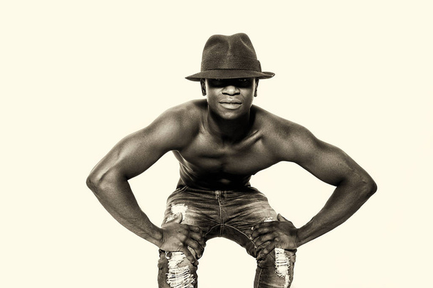 Bare-peito bonito homem africano retrato posando e olhando
 - Foto, Imagem