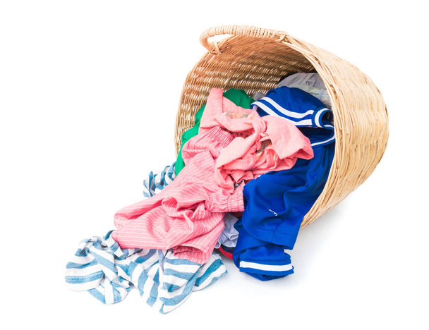 Kleidung auf Weidenkörben für Waschmittel mit weißem Hintergrund - Foto, Bild