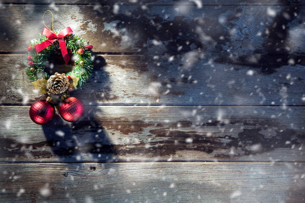Noel ağacı oyuncaklar ve ışıklar görünümünü ahşap arka kapatın - Fotoğraf, Görsel