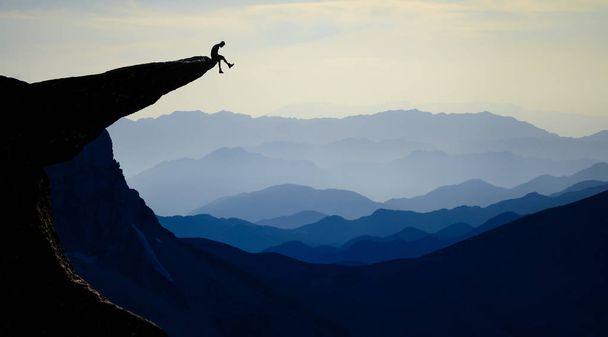 τυχοδιώκτης & βουνό θέα - Φωτογραφία, εικόνα
