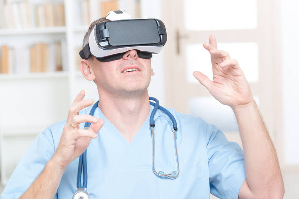 Médico usando auriculares de realidad virtual
 - Foto, Imagen