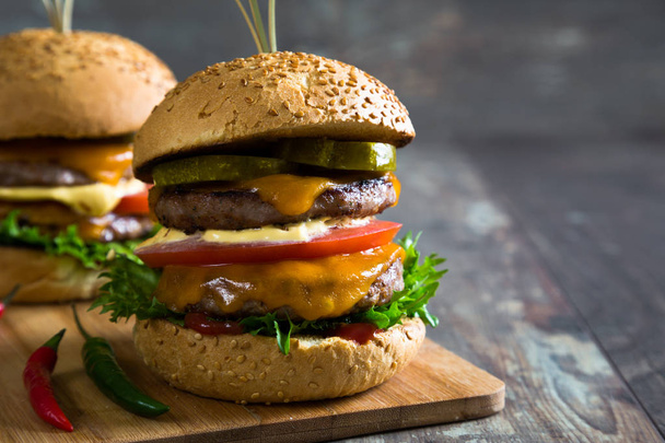 Big hamburger on table - Фото, зображення