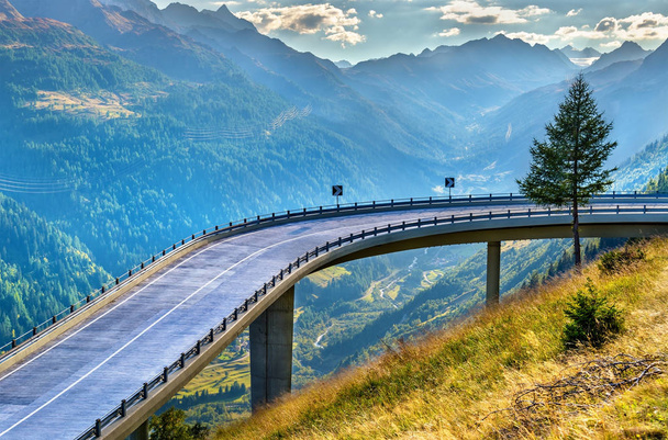 Serpentine weg naar de St. Gotthard Pass in de Zwitserse Alpen - Foto, afbeelding