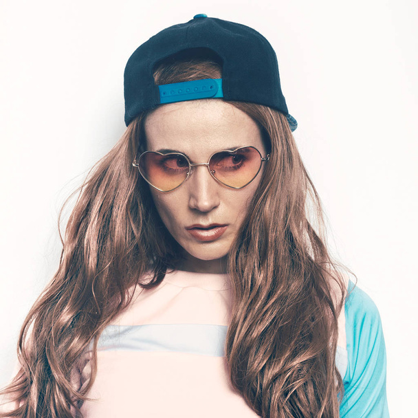 Hipster teen brunette girl skateboard style boy cap, beauty hips - Foto, Imagem