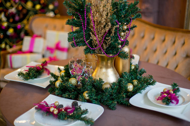Christmas interior in purple and gold colors - Foto, imagen