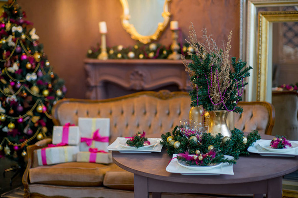 Christmas interior in purple and gold colors - Foto, imagen