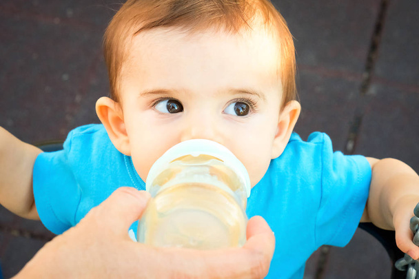 besleme şişe yeni doğan bebeği ver - Fotoğraf, Görsel